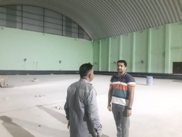 खेलो इंडिया के तहत बन रहे इंदौर स्टेडियम निर्माण की जानकारी लेते जिला खेल अधिकारी।