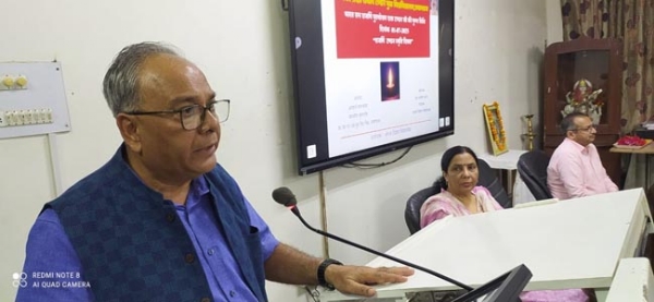 सम्बोधित करते कुलपति