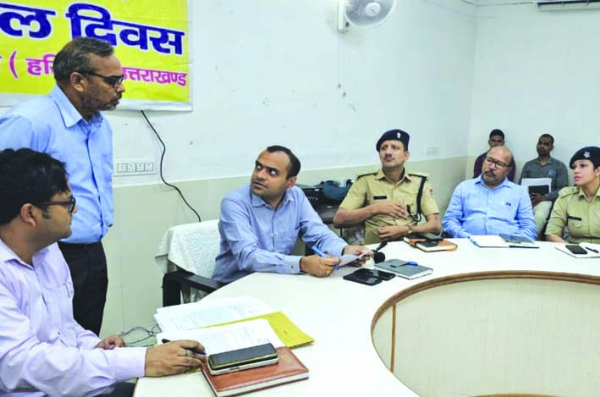 तहसील दिवस पर जन सुनवाई करते डीएम