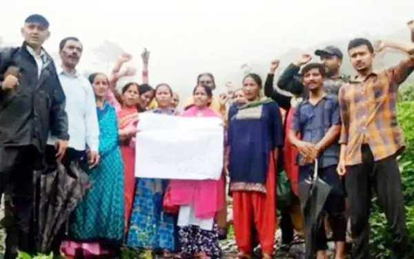 प्रदर्शन करते सौलिया व तल्ला कूंण के ग्रामीण।