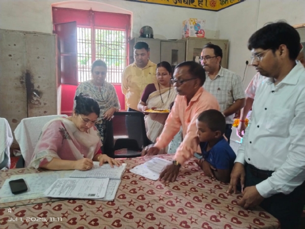कछवा कंपोजिट विद्यालय में कक्षा 1 और दो के छात्रों का नामांकन करती डीएम प्रियंका निरंजन।