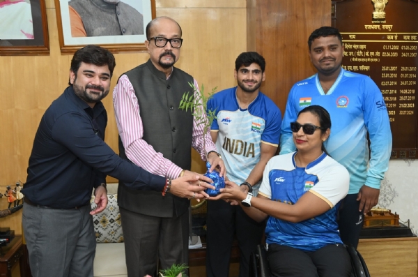 राज्यपाल रमेन डेका से अर्जुन पुरूस्कार से सम्मानित भारतीय पैरा डोंगी एथलीट प्राची यादव सौजन्य भेंट करती हुईं
