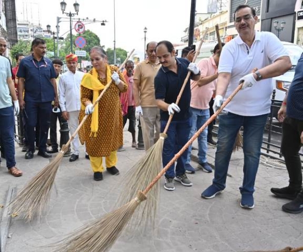 राजनाथ सिंह के जन्मदिन के उपलक्ष्य में झाड़ू लगाती महापौर एवं व्यापारीगण (फोटो)
