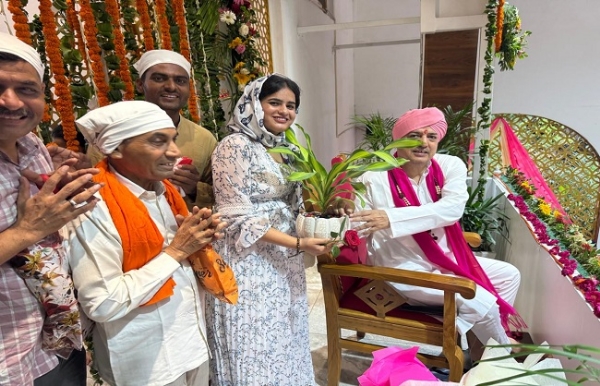 दरबार साहिब के सज्जादे गद्दीनशीन महंत देवेन्द्र दास महाराज से भक्त आशीर्वाद लेते हुए।