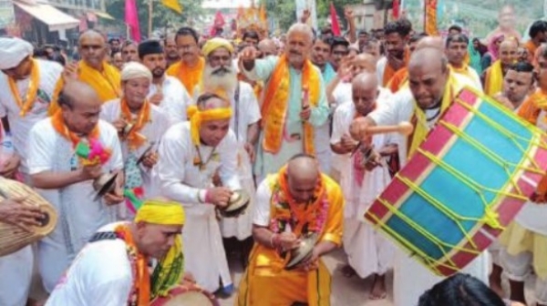 मुड़िया संत शोभायात्रा में उत्साह के साथ नृत्य करते हुए