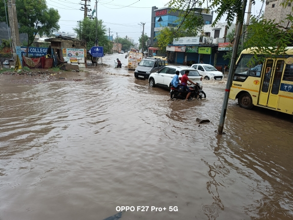 गुरुग्राम में राजेंद्र पार्क फ्लाईओवर वाली सड़क पर भरा पानी।