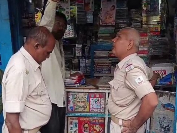घटना स्थल की जांच करते पुलिस पदाधिकारी