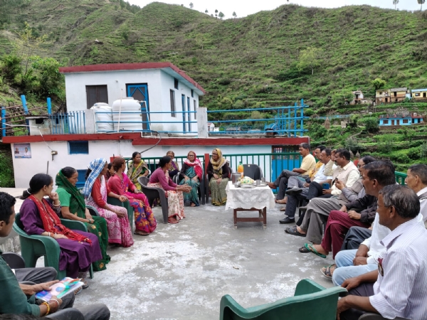 गांव में क्षेत्र भ्रमण कर वोट मांगते कांग्रेस प्रत्याशी दीपेंद्र भंडारी