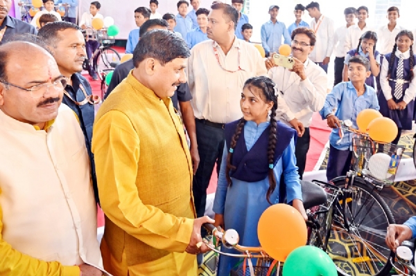 विद्यार्थियों को शासन से मिलीं निःशुल्क साइकिल