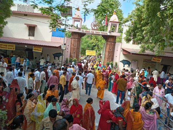 अघोर पीठ श्री सर्वेश्वरी समूह संस्थान देवस्थानम में श्रद्धालुओं का रेला
