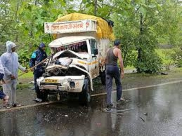 ट्रक और पिकअप में आमने-सामने की टक्कर