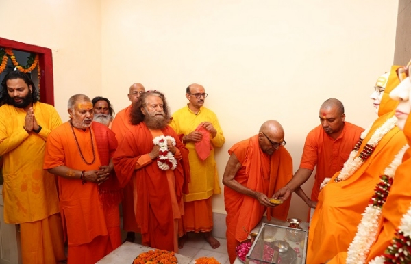 गुरुपूर्णिमा के पावन अवसर पर ऋषिकेश में वैश्विक परमार्थ परिवार गुरू पूजन करते।