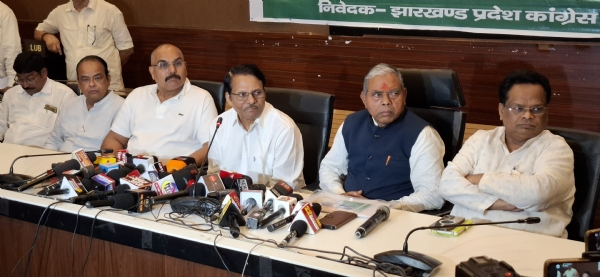 प्रेस वार्ता को सम्बोधित करते करते के राजू