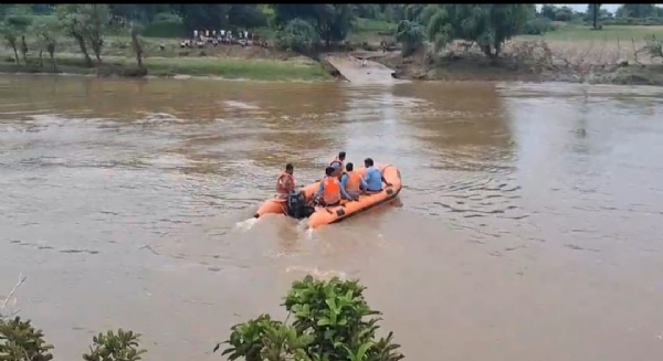 नदी में मजदूर को तलाशती एसडीआरएफ की टीम