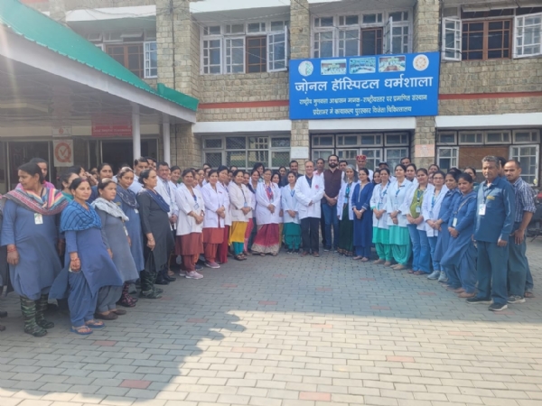 धर्मशाला अस्पताल का स्टाफ सामूहिक चित्र में।