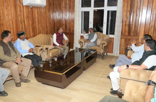 राहत एवं पुनर्वास कार्यों की समीक्षा बैठक के दाैरान सीएम व नेता विपक्ष जय राम ठाकुर