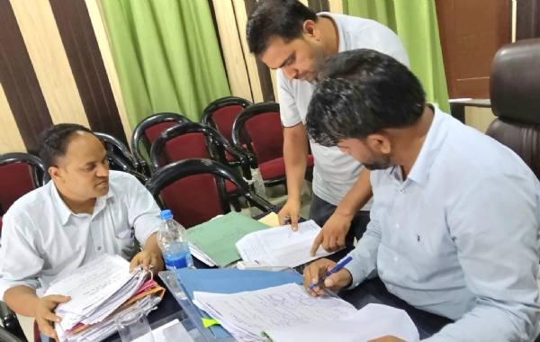 गोपेश्वर में पंचायत चुनाव के लिए हुए नामांकन पत्रों की जांच करते हुए कर्मचारी।