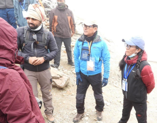 यात्रियों का स्वागत करते अधिकारी।