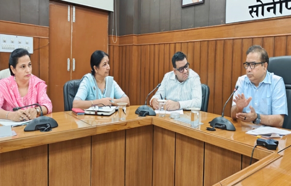 सोनीपत: उपायुक्त  सुशील सारवान समीक्षा बैठक की अध्यक्षता करते हुए।