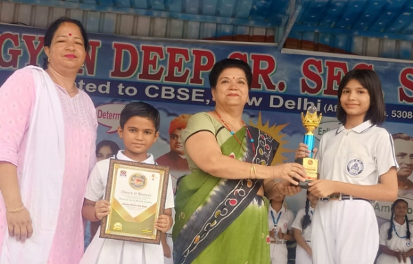 सोनीपत:विालय परिसर में विजेताओं को सम्मानित करते हुए डायरेटर रीटा त्यागी