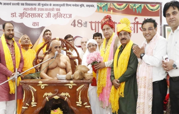महायोगी उपाध्याय श्री 108 गुप्तिसागर जी मुनिराज का आशीर्वाद लेते हुए मोहन लाल बडौली