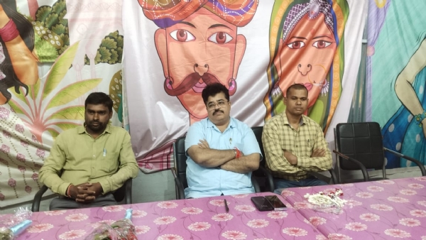 बैठक में उपस्थित महापाैर रामू रोहरा व अन्य।