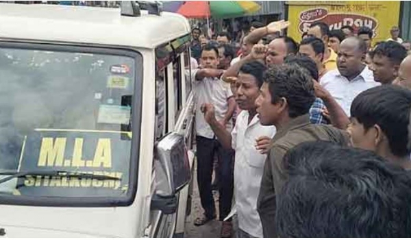 भाजपा विधायक को घेर कर प्रदर्शन करते तृणमूल नेता, कार्यकर्ता और समर्थक