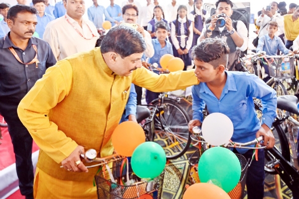 मुख्यमंत्री डॉ. मोहन यादव ने निशुल्क साइकिल वितरण योजना का किया शुभारंभ