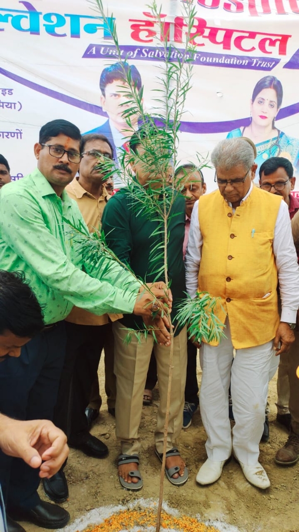 वन मंत्री अरुण सक्सेना जी पौधारोपण करते हुए