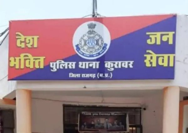 अनाज चोरी व बुजुर्ग महिला के गले छीना मंगलसूत्र