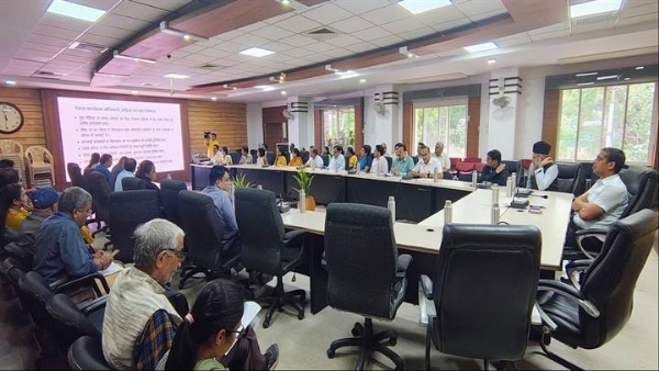 कलेक्टर की अध्यक्षता में दस्तक अभियान के संबंध में जिला टास्क फोर्स की बैठक