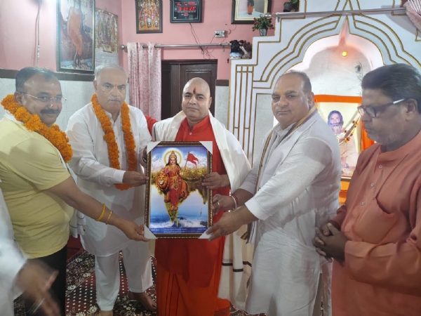 भाजपा नेताओं ने गुरु पूर्णिमा पर आध्यात्मिक गुरुओं से आशीर्वाद लिया, राष्ट्र निर्माण में