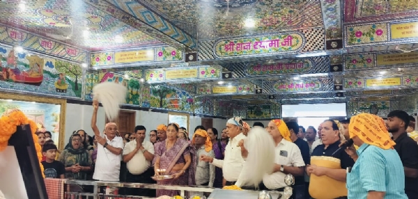 भक्ति भाव में डूब श्रद्धालुगण