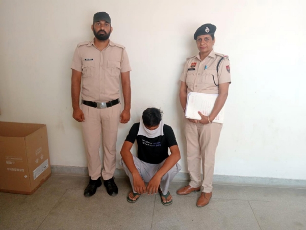 फतेहाबाद। रतिया पुलिस की गिरफ्त में पुलिस कर्मचारी से धक्कामुक्की का आरोपी।