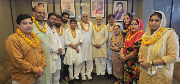 नगर परिषद बहादुरगढ़ के तीनों मनोनीत पार्षद भाजपा नेता दिनेश कौशिक व अन्य के साथ।