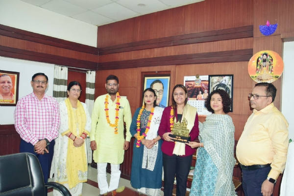 अनुष्का के परिवार के साथ डीएम दुर्गा शक्ति नागपाल