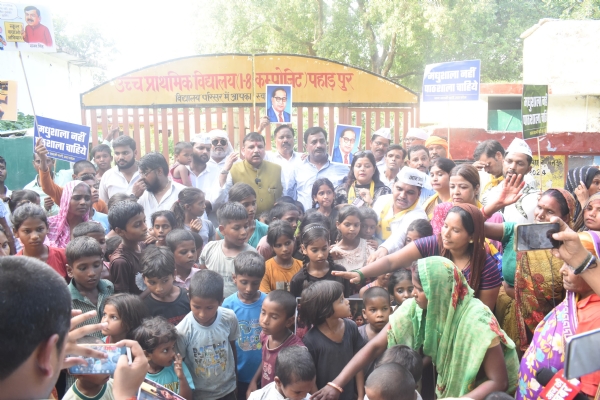 आम आदमी पार्टी के सांसद संजय सिंह ने बंद प्राथमिक स्कूलों के बच्चों और अविभावकों के साथ