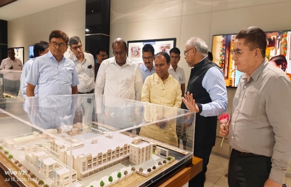 सहकारिता मंत्री डॉ.धन सिंह रावत गुजरात दौरे के दौरान सहकारी संस्थानों का भ्रमण करते हुए।
