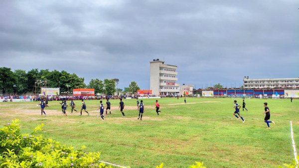 फुटबॉल मैच खेलने खिलाड़ी