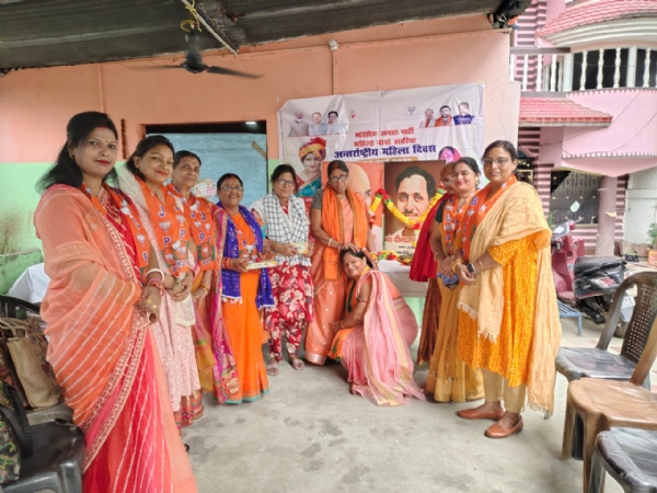 अररिया फोटो:भाजपा महिला मोर्चा ने शिक्षिकाओं को किया सम्मानित