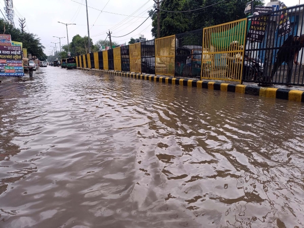 गुरुग्राम के बसई में सडक़ पर भरा बरसाती पानी।