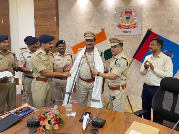 पिपिंग समारोह में शामिल अधिकारी