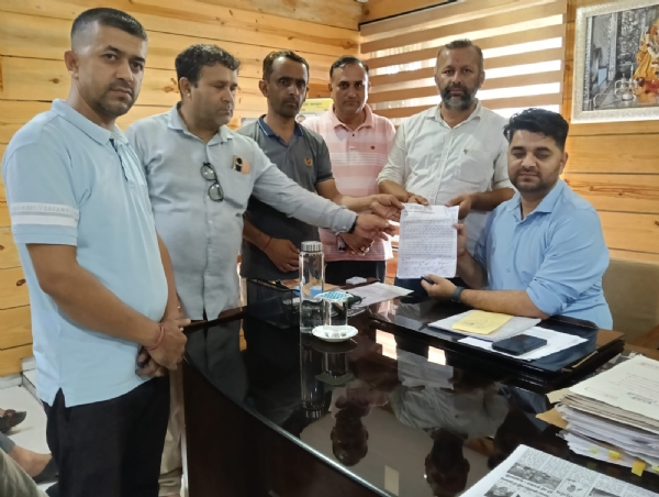 पोंटा साहेब बस  स्टैंड पर सी सी टी वी  कैमरे लगाने की मांग ,युवाओं ने दिया एस डी एम  को ज्ञापन।