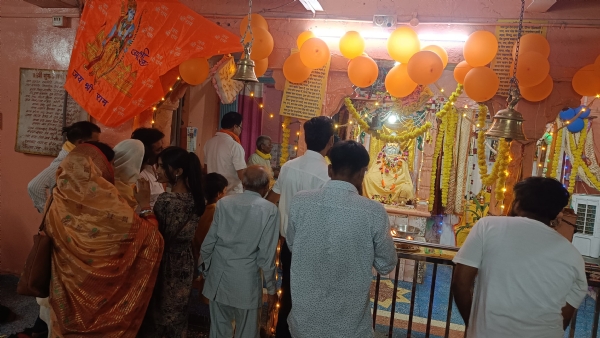 शहर के जती घाट पर दर्शनों के लिए पहुंचे श्रद्धालु।