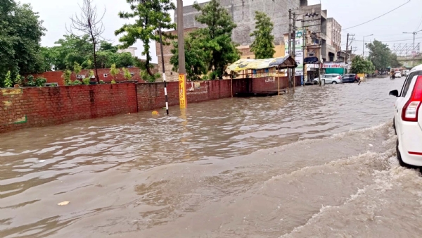सड़क पर जमा हुआ बरसाती पानी।