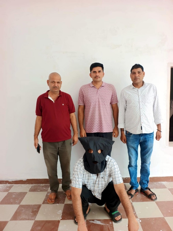 फतेहाबाद। क्रिकेट सट्टेबाजी के नाम पर धोखाधड़ी का गिरफ्तार आरोपी।