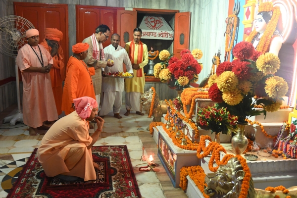 अपने गुरुदेव ब्रह्मलीन महंत अवेद्यनाथ, दादागुरु ब्रह्मलीन महंत दिग्विजयनाथ समेत नाथपंथ के सभी गुरुजन के प्रति निवेदित की श्रद्धा*