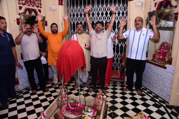 प्रयागराज के हाटकेश्वरनाथ मंदिर में सफाई करते हुए मंत्री नंदी का छाया चित्र