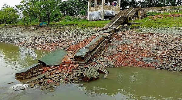 संदेशखाली के रायमंगल नदी तट स्थित आतापुर खियाघाट की बदहाल स्थिति