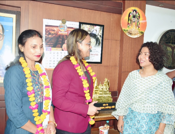 स्मृति चिन्ह देकर व माला पहनकर अनुष्का को सम्मानित करती डीएम दुर्गा शक्ति नागपाल